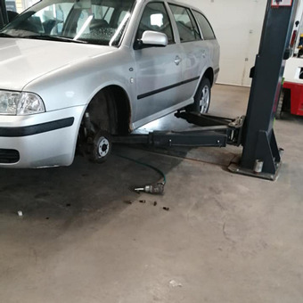 Auto na zdvíhace, výmena pneumatík