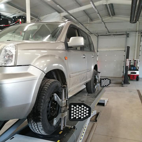 SUV na zdvíhacej plošine s 3D meraním geometrie