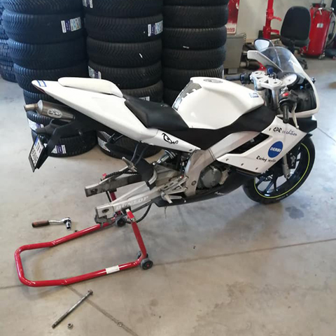 Zadný pneumatik motocykla demontovaný.