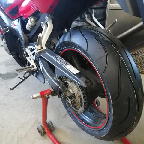 Predný pneumatik motocykla demontovaný Yahama Fazer 600