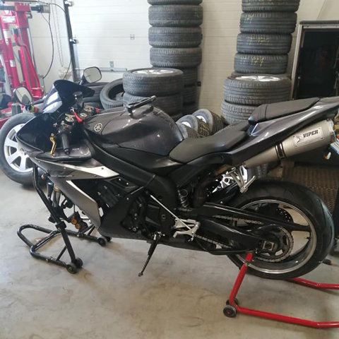 Motocykel s novými zadnými pneumatikami namontovaný
