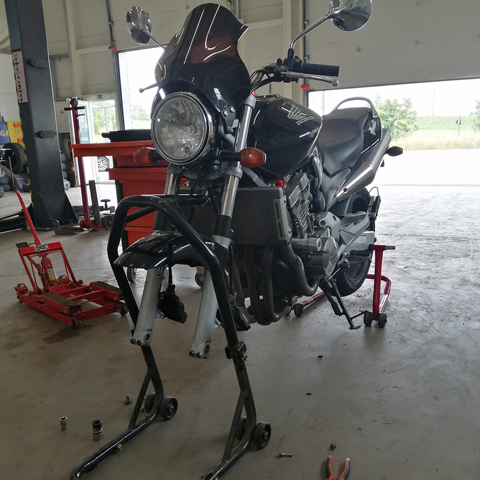 Predný pneumatik motocykla demontovaný